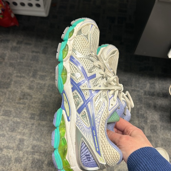 Women’s size 10.5 ASICS gel nimbus 16  worn maybe 10 times. - Picture 2 of 10